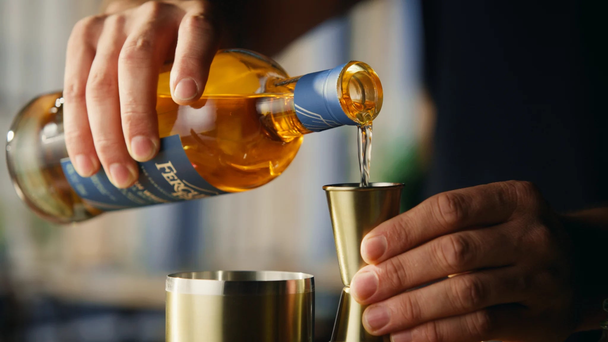 Serveur qui verse du whisky