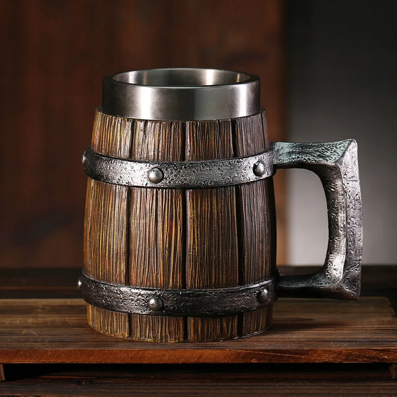 Une chope à bière en bois et acier inoxydable