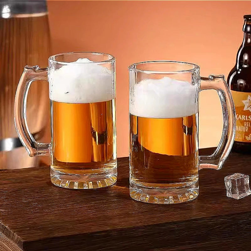 Deux chopes à bière de style classique