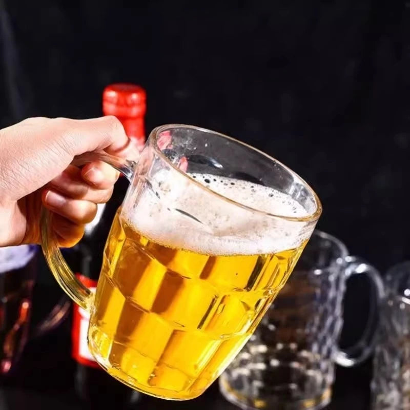 La petite chope de bière dans une main
