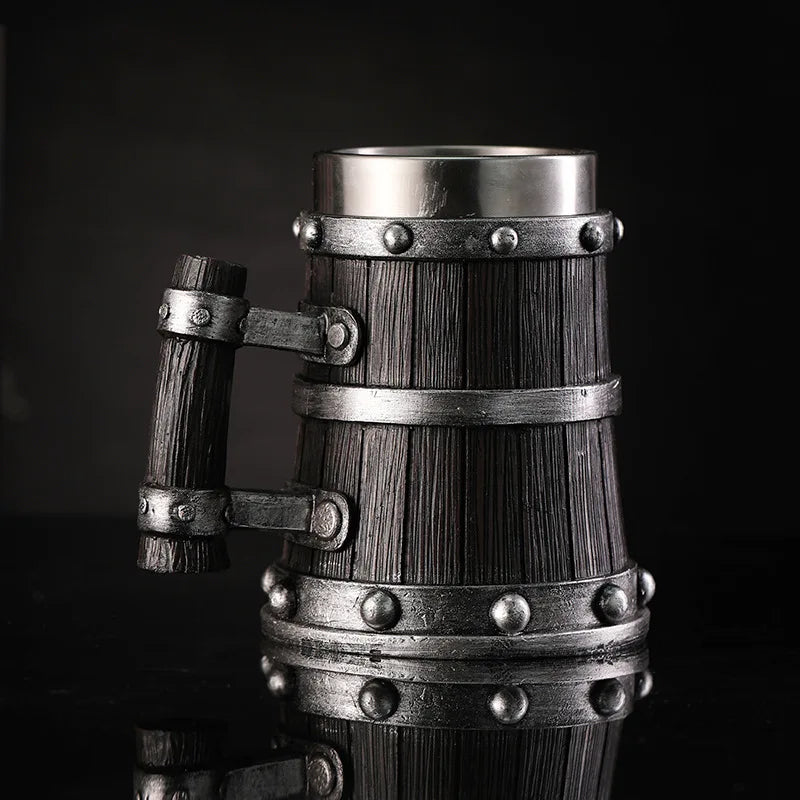 Une chope de bière en bois et acier