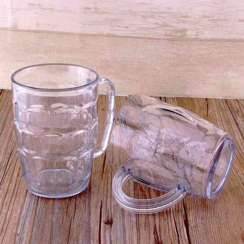 Deux chopes de bière allemande vide