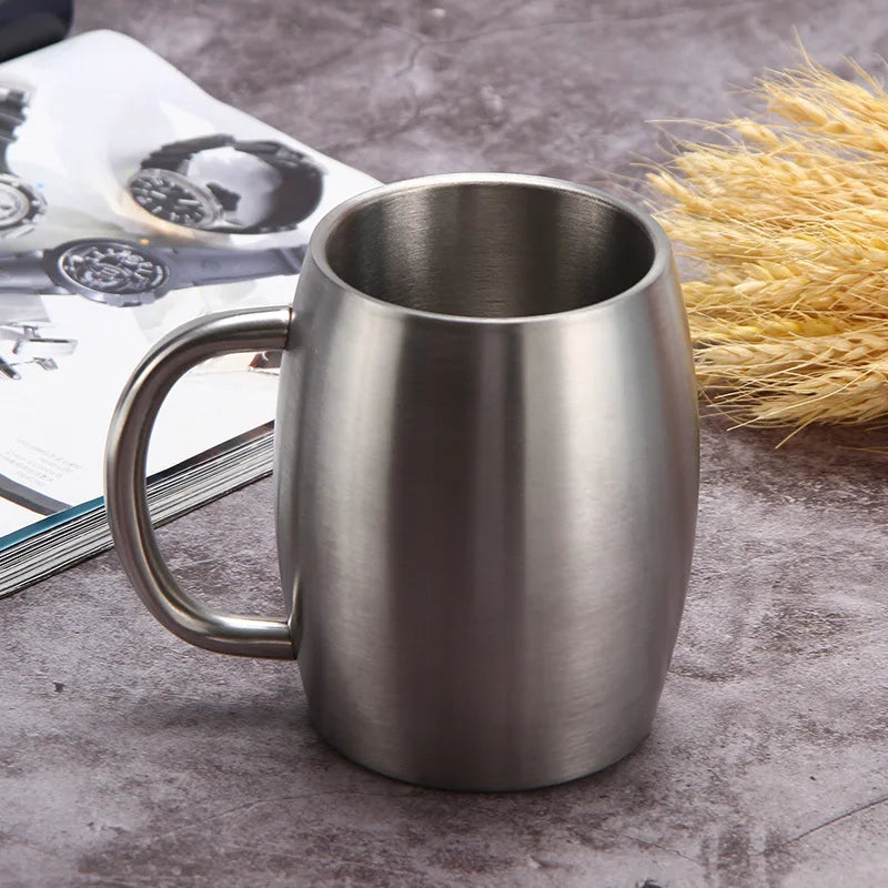 Une chope de bière en acier inox