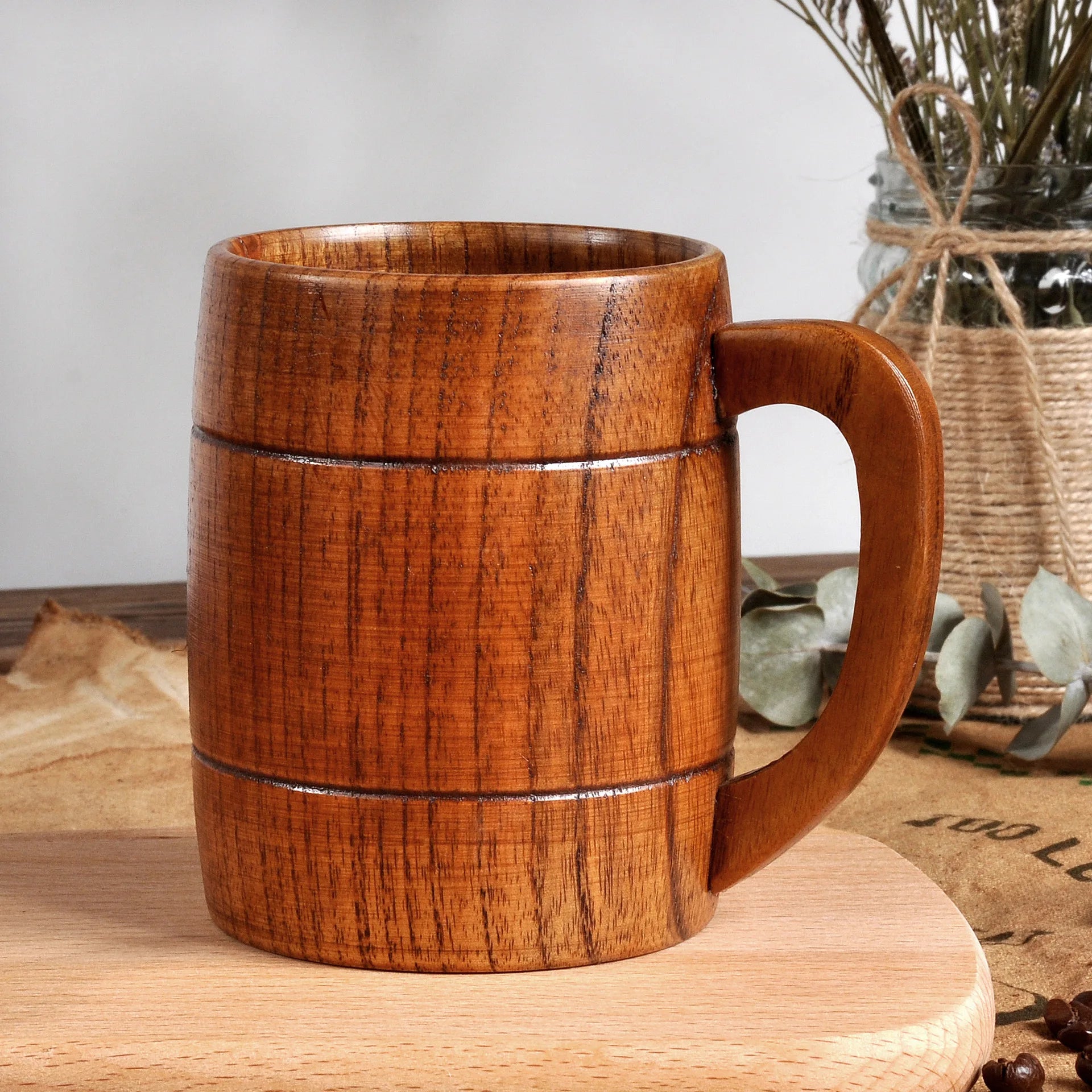 les détails de la chope de bière en bois