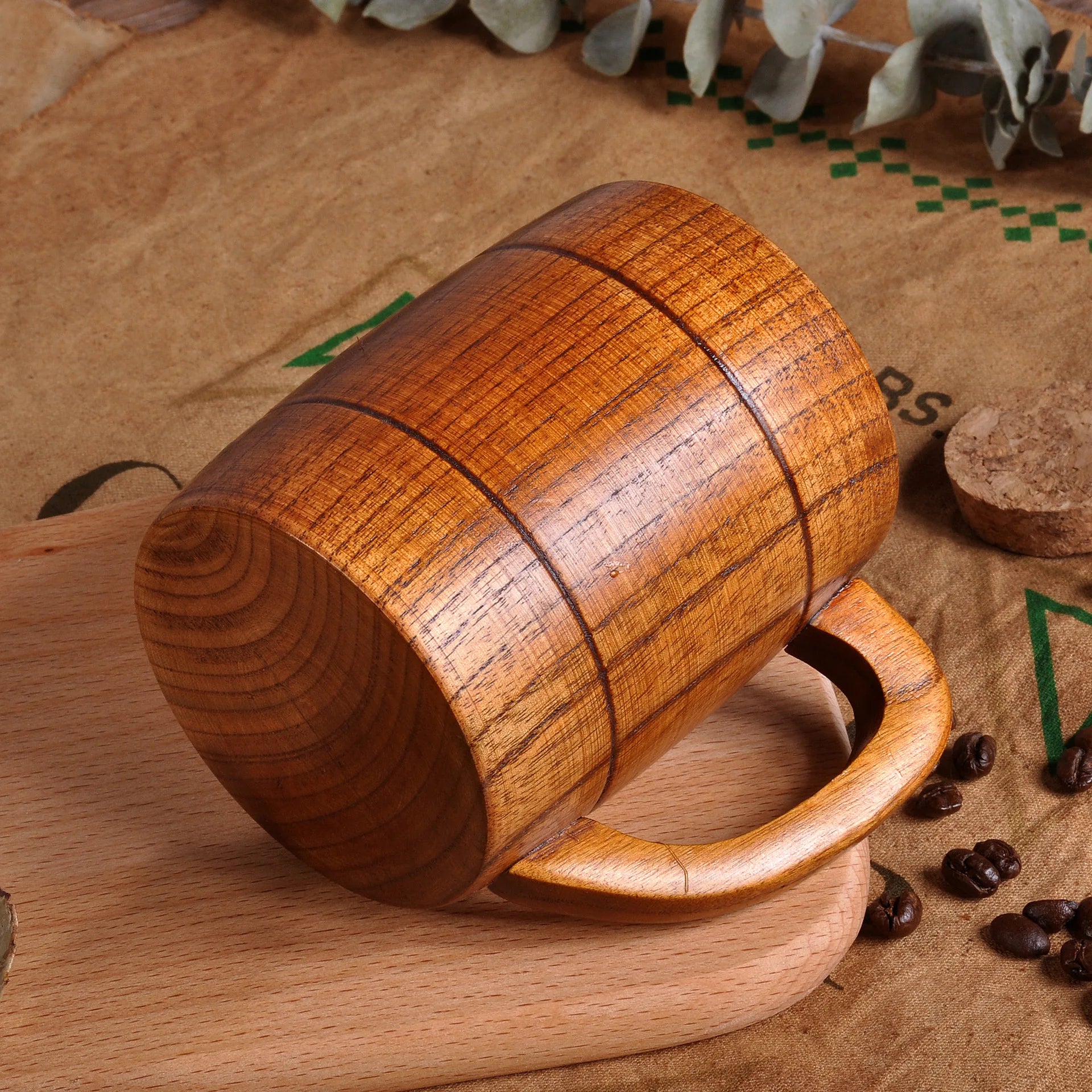 La chope de bière en bois vue de coté