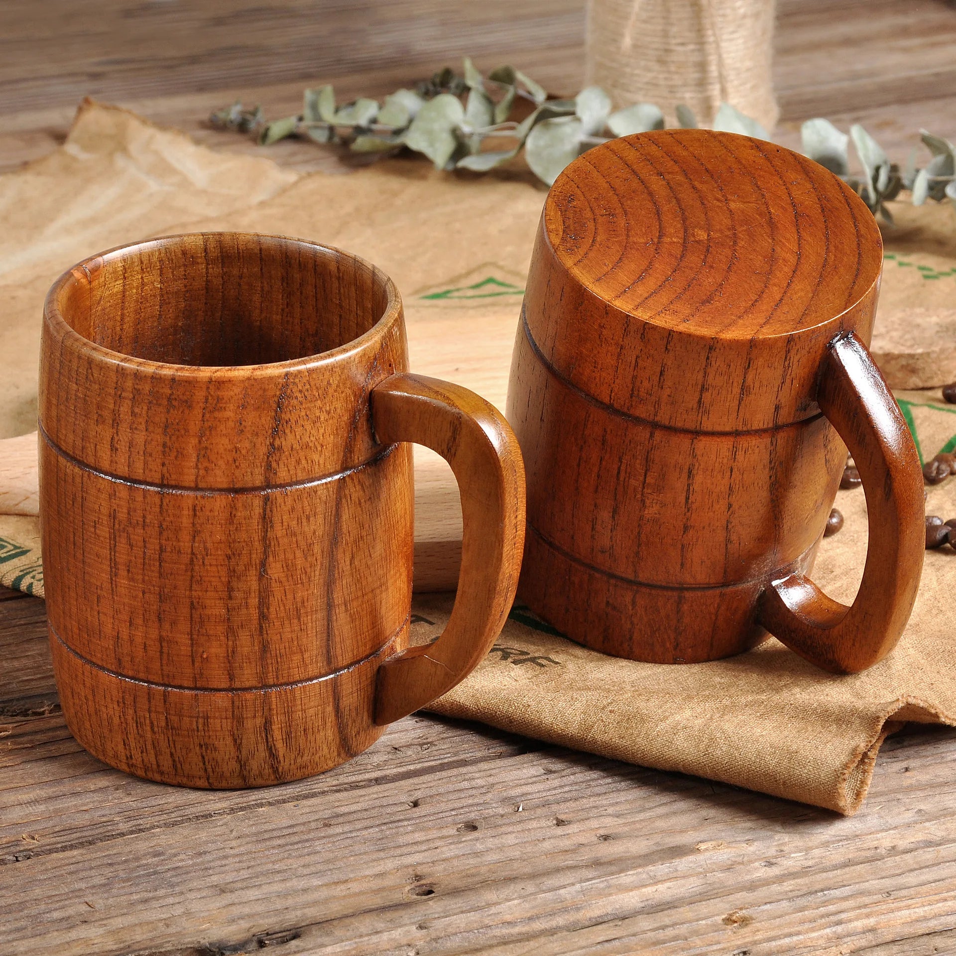 Deux chopes de bière en bois