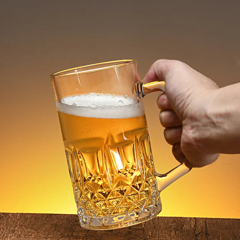 Chope de bière dans une main de femme