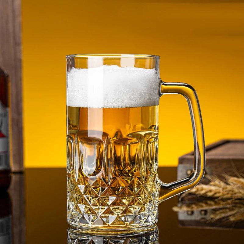 Une chope de bière classique en verre