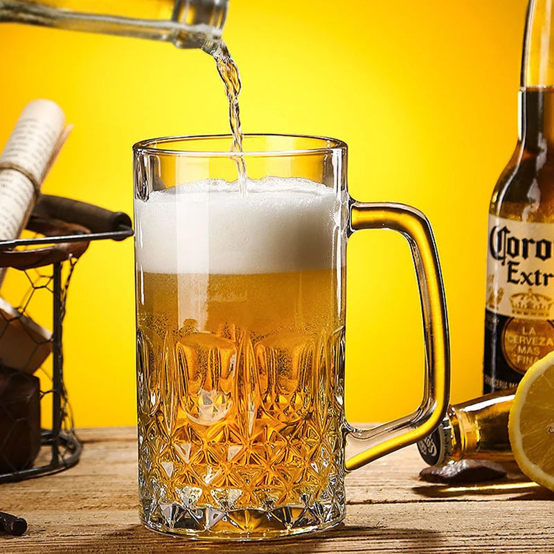 La chope de bière avec de la bière blonde
