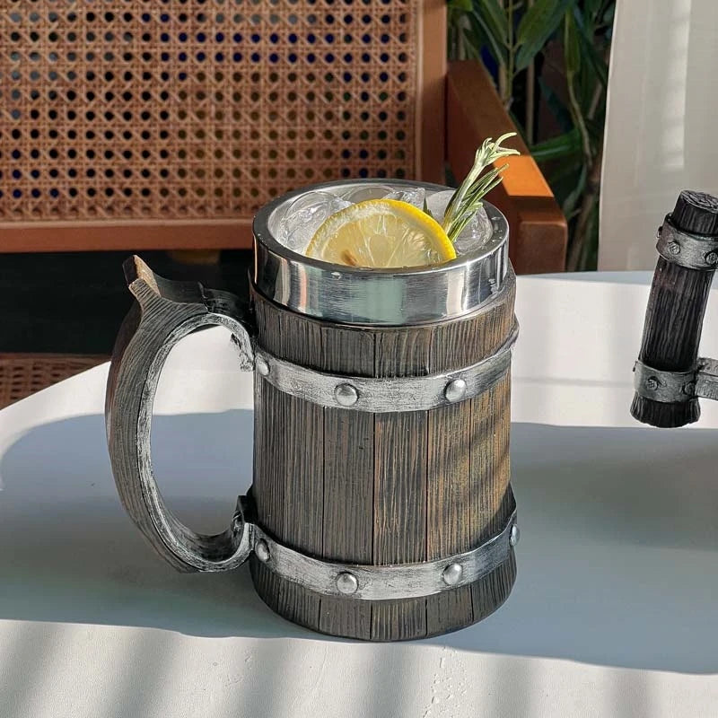 La chope de bière pirate sur une table