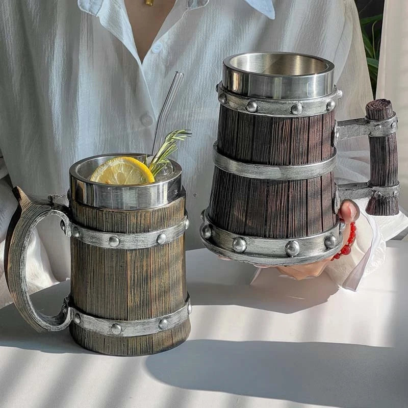 La chope pirate dans une main de femme