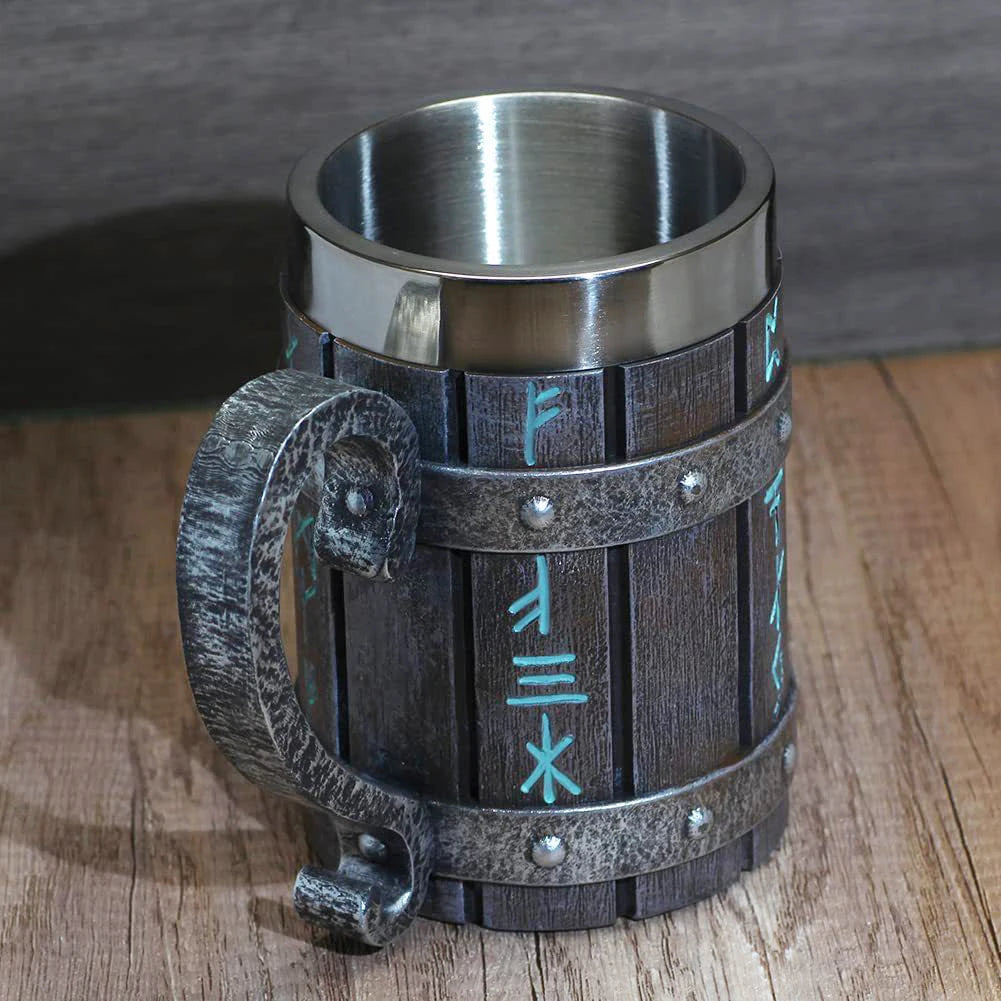 Les détails des rhunes de la chope viking