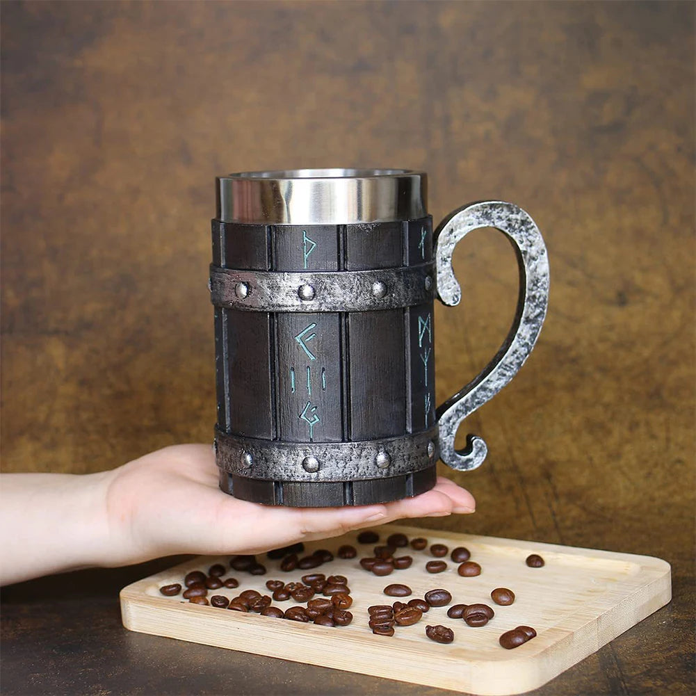 Une chope de bière style viking en bois et acier