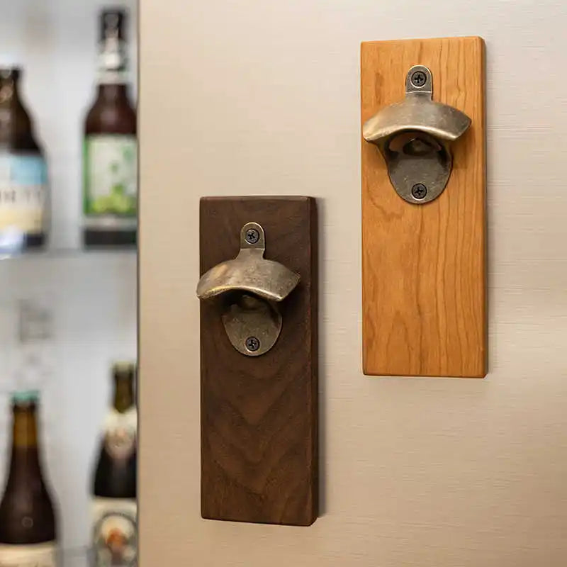 Deux décapsuleurs en bois