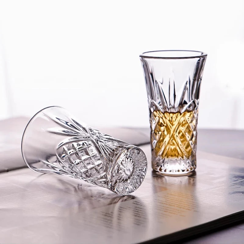 Un verre à liqueur avec de l'eau de vie