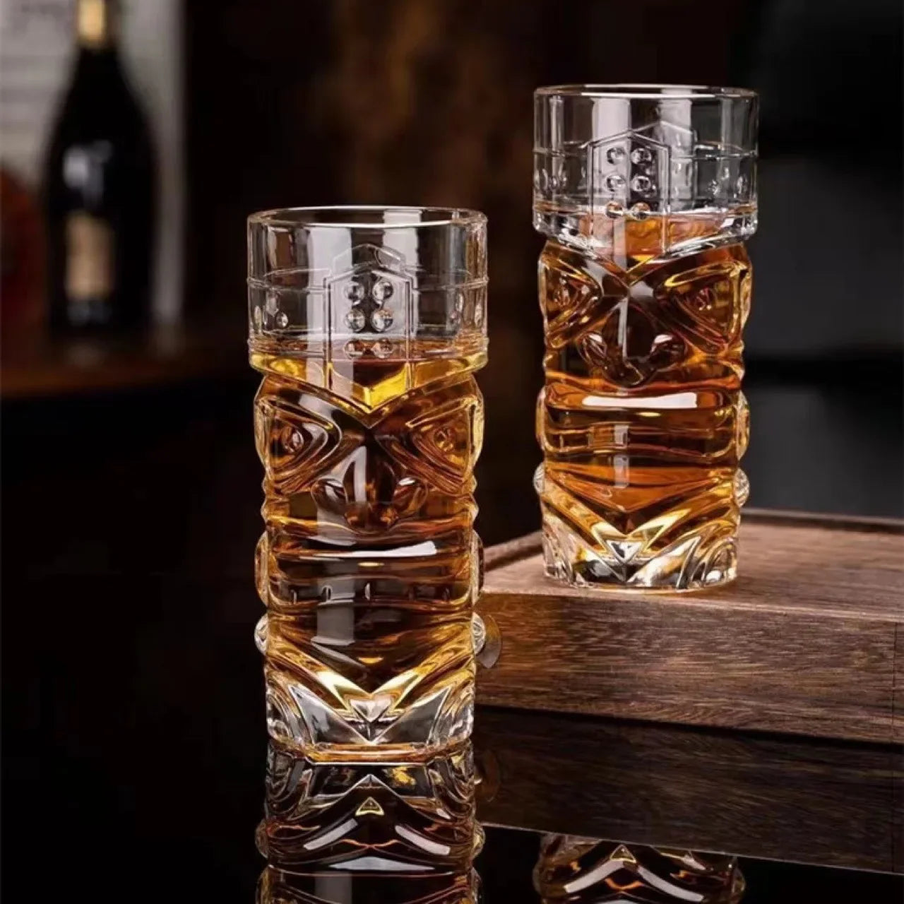 deux verres tiki guerrier sur un bar