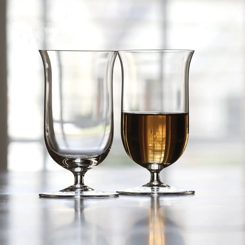 Deux verres tulipe sur une table