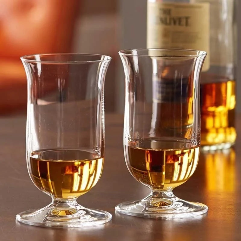 Deux verres tulipe avec du whisky