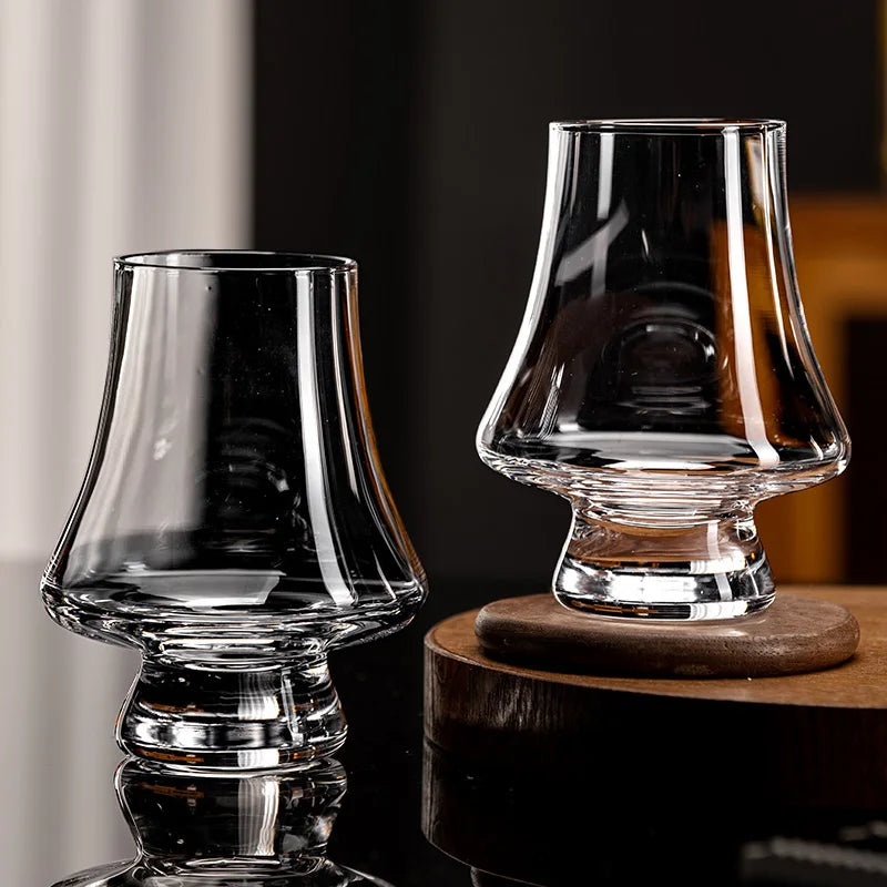 Deux verres à whisky sur une table noir