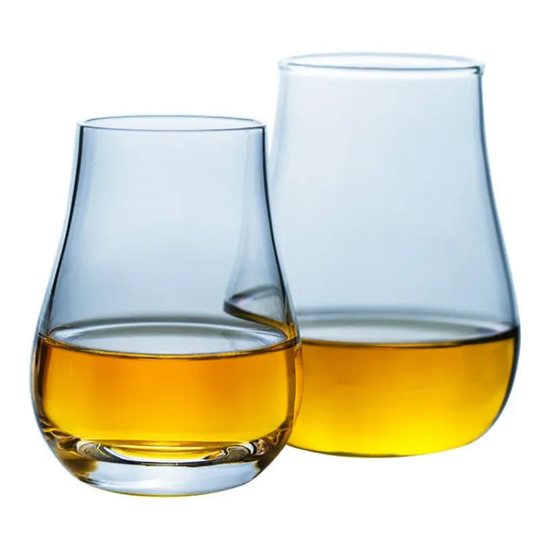 Deux verres à whisky dont un avec bouchon