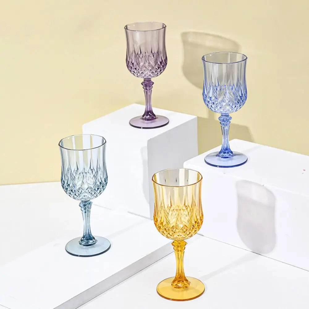 4 verres à vin de differente couleur