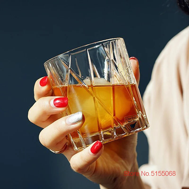 Une femme avec un verre à whisky