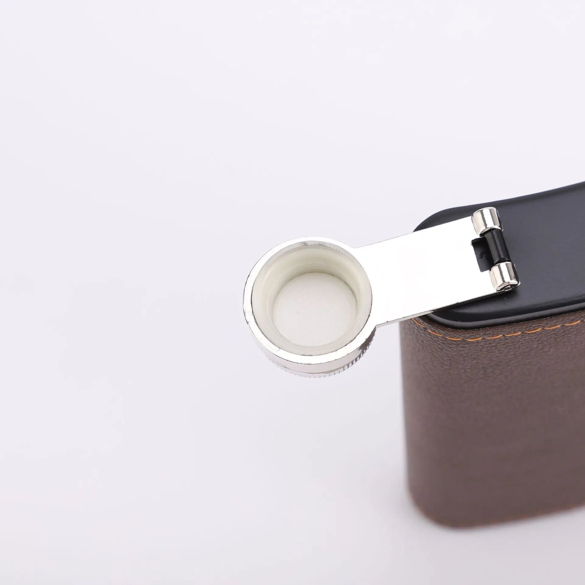 zoom sur le bouchon de la flasque alcool