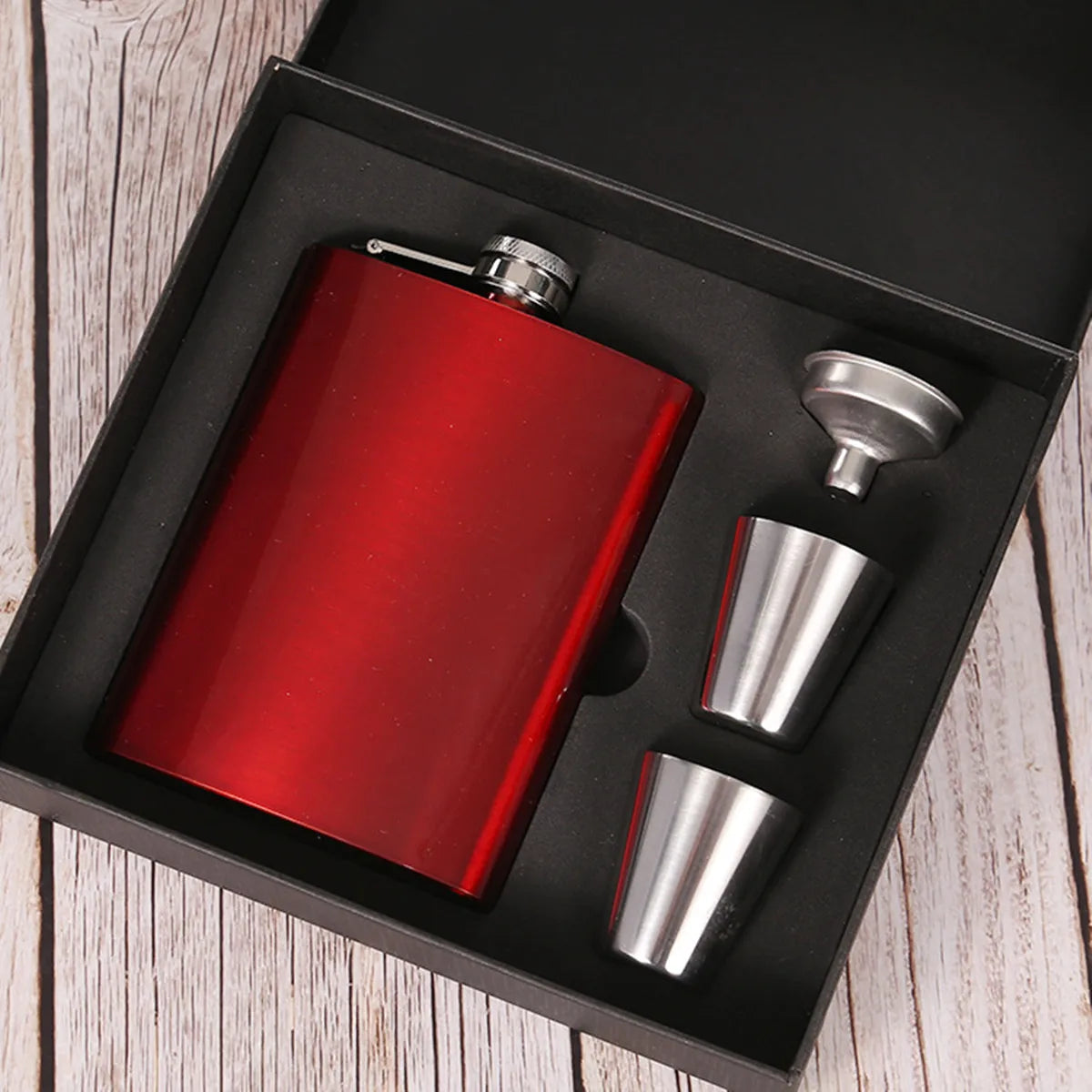 Coffret avec une flasque en acier rouge