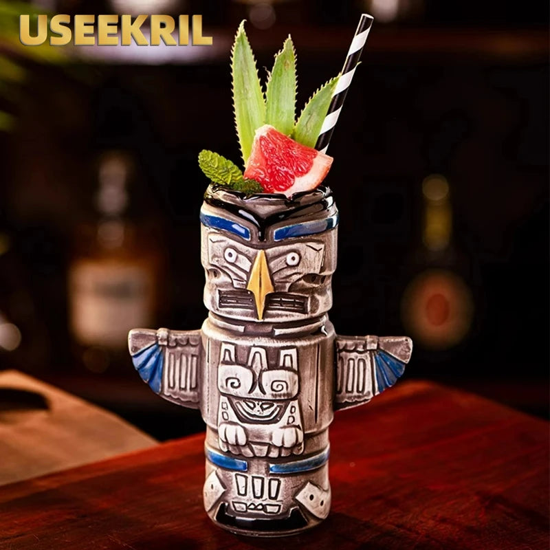 Un verre tiki en forme de totem