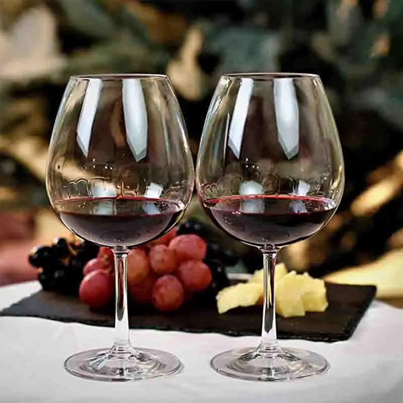 des verres à vin en plastique de forme ballon