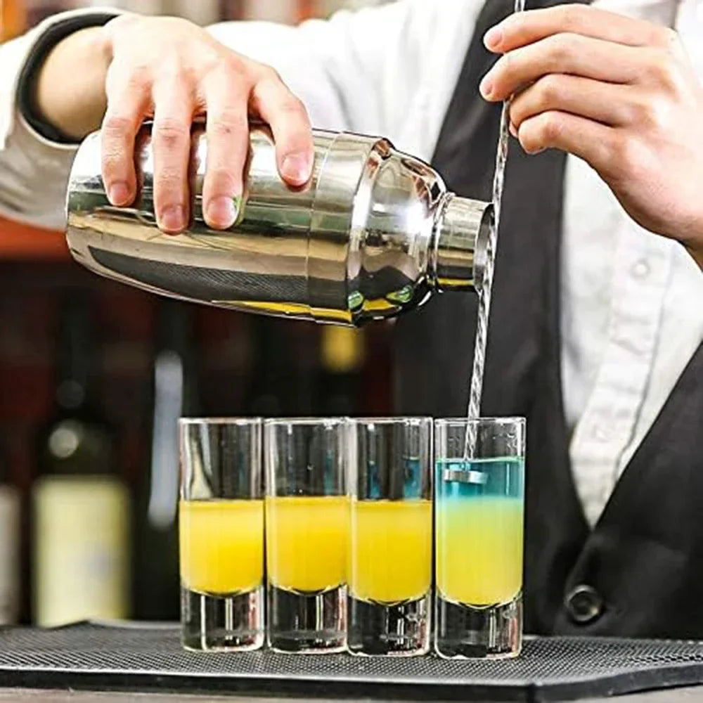 Un barman qui prepare cocktail