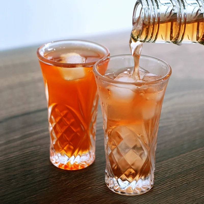 Deux verres à shot avec un cocktail