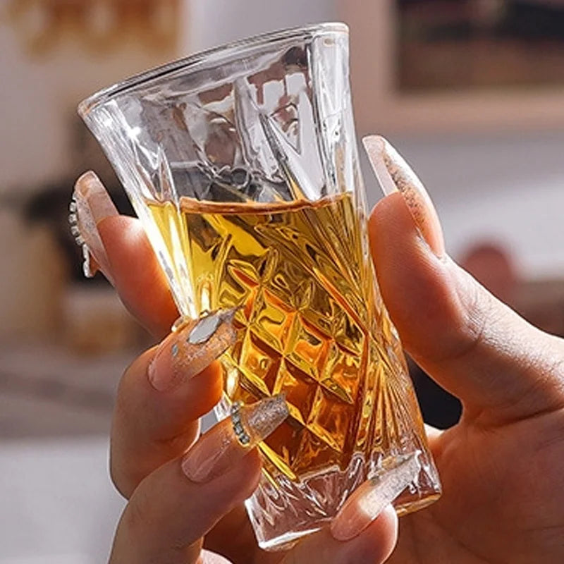 Un des 6 verres dans la main d'une femme