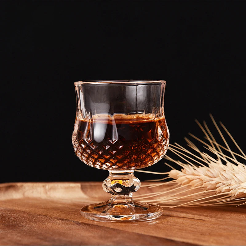 Détail du verre à liqueur sur pied