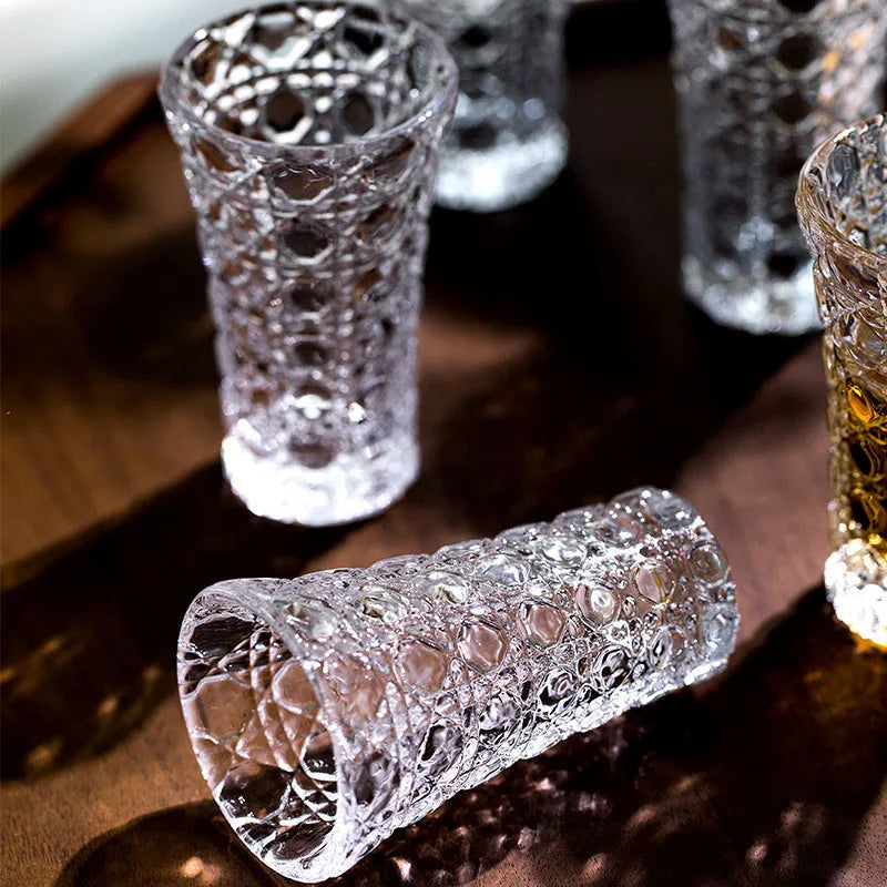 Les verres à shooter vide sur une table