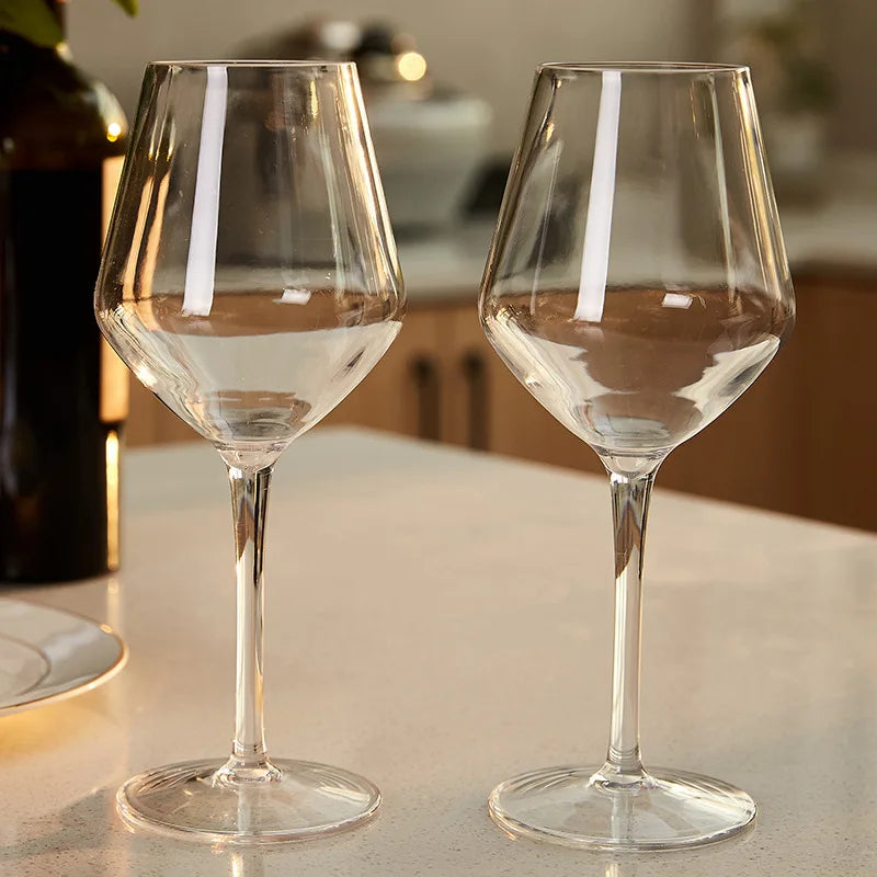 deux verres à vin en plastique tritan