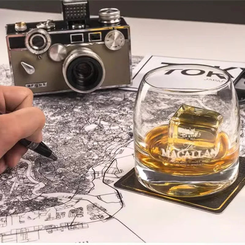 Verre à whisky Macallan sur une carte