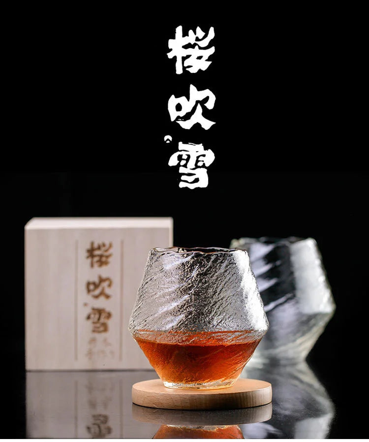 Affiche magazine avec deux verres à whisky