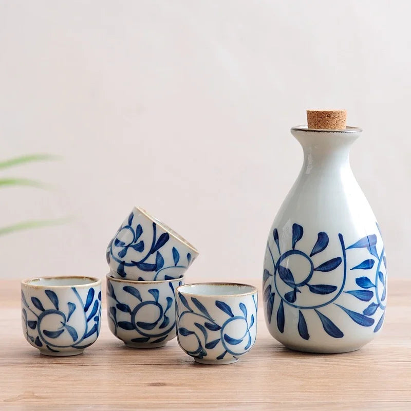 Une carafe pour le sake et 4 verres a sake de couleur bleu et blanc