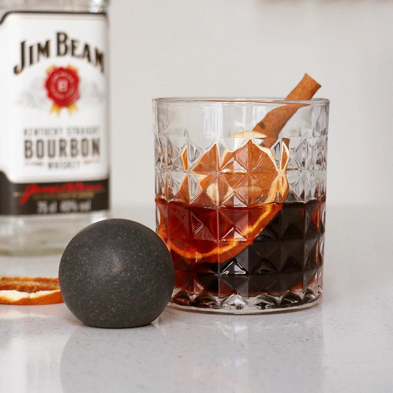 Un verre à whisky avec une pierre glaçon