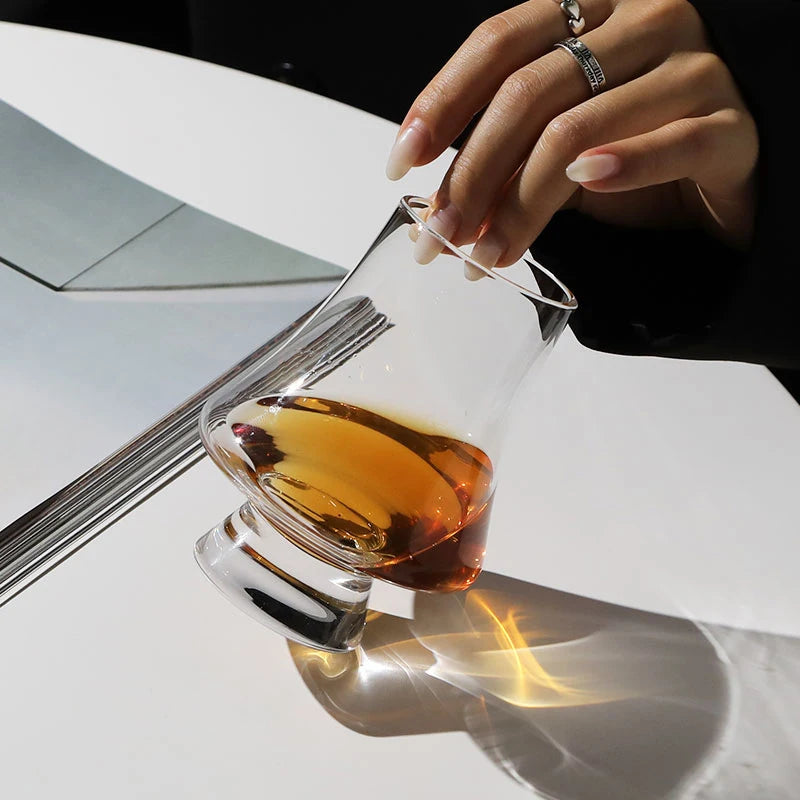 Sommelier analyse le whisky dans le verre