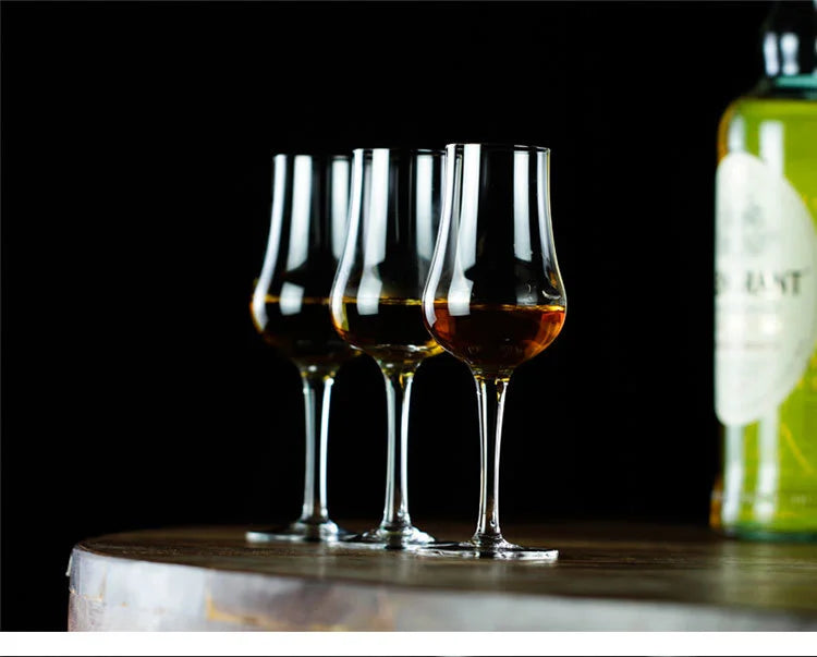 Trois verre copita et une bouteille de whisky