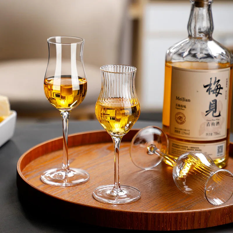 Trois verres tulipe avec une bouteille de whisky japonais