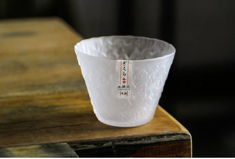 Verre à whisky japonais vide sur table rustique