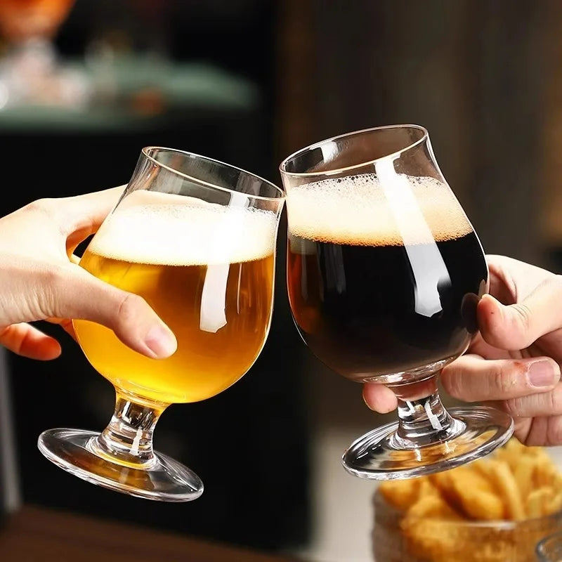 deux verres à bière qui se tchintchin