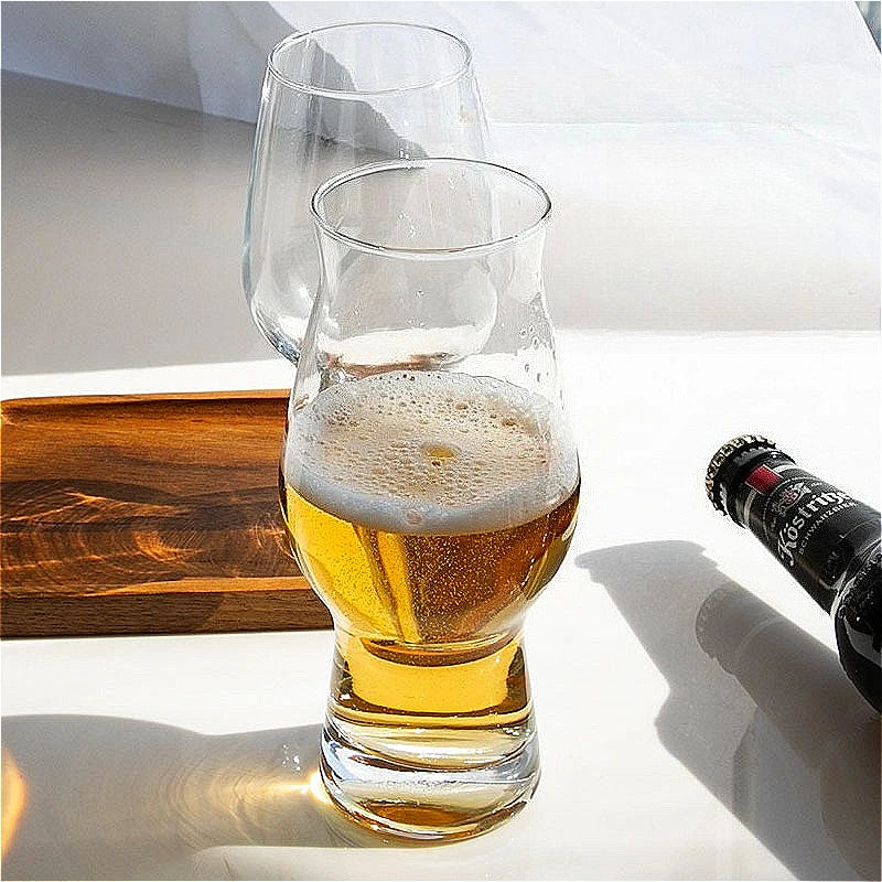 Les détails d'un verre tulipe pour la bière