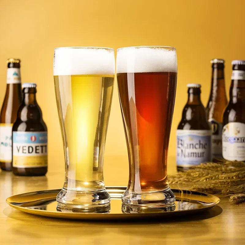 Deux verres à bière sur un plateau
