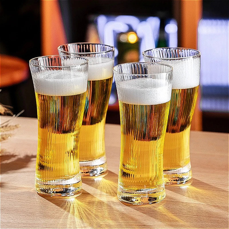 Quatre verres à bières sur un comptoir
