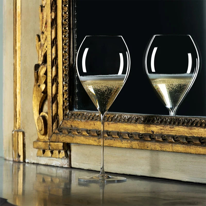 Verre champagne ballon devant un miroir