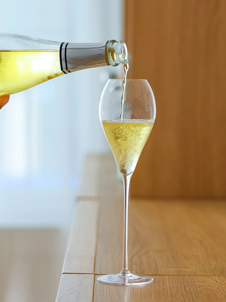 Vue de profil du verre tulipe champagne